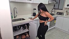 Colombian woman seduces the plumber