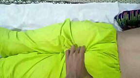 Desi housewife gets massage from dever at home