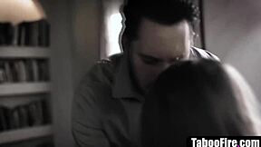 困扰的年轻18岁女孩被邪恶治疗师粗暴操 😈💥