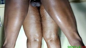 发现他藏的安全套然后他用它狠干我