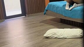 变态继爸发现继女放学玩屁眼自慰偷偷后入撸管