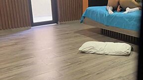 变态继爸发现继女放学玩屁眼自慰偷偷后入撸管