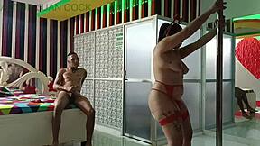 Mi madrastra me cita para follar en motel mejor que mi novia