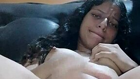 Disfruta Tanto Masturbarse En El Mueble Y Casi La Descubren