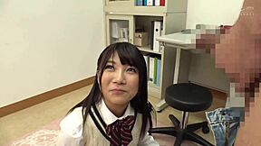 年轻的日本美女Haruka学习对男人的乳头折磨