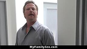 继父抽烟惩罚继女用猛干