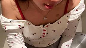 18岁亚洲女孩在公共厕所口交，最后巨大颜射在她脸上