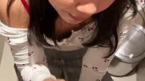 18岁亚洲女孩在公共厕所口交，最后巨大颜射在她脸上