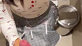 18岁亚洲女孩在公共厕所口交，最后巨大颜射在她脸上