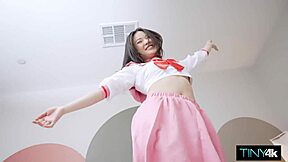 迷你性爱娃娃紧逼被粗棒狂撑