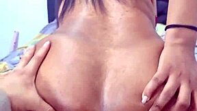 disfruta la vista de esta culona abriendose el culo mientras se mete una verga por el ano