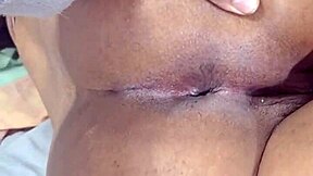 disfruta la vista de esta culona abriendose el culo mientras se mete una verga por el ano