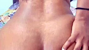 disfruta la vista de esta culona abriendose el culo mientras se mete una verga por el ano