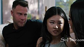 无辜亚洲女孩体验支配