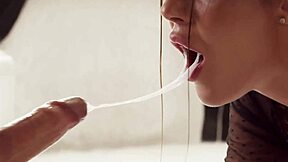 甜美女孩艾米莉·平克口交和肛交最大黑鸡巴