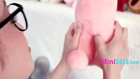 扎辫子娇小少女被傀儡大师激烈支配 😈