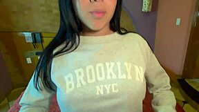 me chupa el pito en el autobús público y después terminamos follando en un hotel