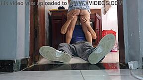 Mulher De Corno Recebe Vizinho Encanador De Saia Sem Calcinha