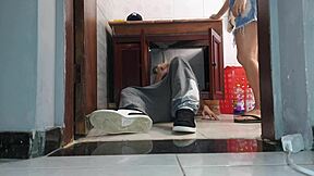 Mulher De Corno Recebe Vizinho Encanador De Saia Sem Calcinha