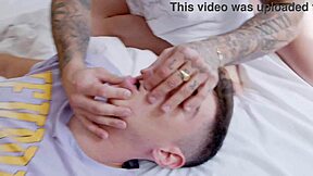 Megan Love在高潮中尖叫，两根大鸡巴支配她的紧逼