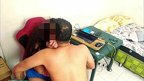 丰满黑发妹上班被狠操