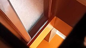 Masturbacion en la ducha termino en orgasmo enorme ducha erotica con lluvia dorada