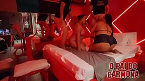 Sexo arriscado enquanto marido no banho transei com amigo dele