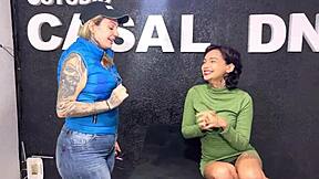 Novinha de Apenas 18 Aninhos Vai no Studio de Tatuagem Fazer Linda Tatu no Cuzinho Apertadinho