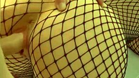 me encanta calentarle la polla antes que me folle y me llene de creampie en mi puffy shaved pussy 😏