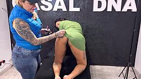 Novinha de Apenas 18 Aninhos Vai no Studio de Tatuagem Fazer Linda Tatu no Cuzinho Apertadinho