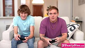 大屁股拉丁熟女继母黛米·迪维娜和继子哥们狂野角色扮演