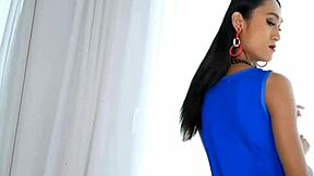 我喜欢给这个小巧亚洲人妖做奶油口交 然后无套肛交