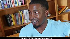 小巧18+金发嫩妹18+从老师那里接受大黑鸡巴，以口内射精结束