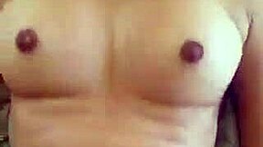 La Modelo Latina Omy Estalla en un Orgasmo Intenso Gritando de Placer al Recibir una Gran Verga