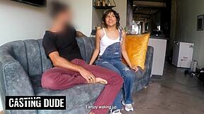 娇小拉丁妹在深喉面交中挣扎吞下巨大鸡巴