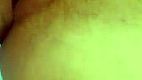 La Modelo Latina Omy Estalla en un Orgasmo Intenso Gritando de Placer al Recibir una Gran Verga