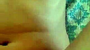 La Modelo Latina Omy Estalla en un Orgasmo Intenso Gritando de Placer al Recibir una Gran Verga