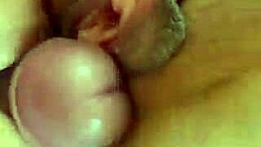 La Modelo Latina Omy Estalla en un Orgasmo Intenso Gritando de Placer al Recibir una Gran Verga