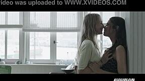 Juana Acosta 和 Ingrid García Jonsson 在《Acantilado》2016