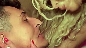 Amiga Faz De Putinho Usando Pica Para Sentar Muito Em Sexo Anal Com Latina Milf