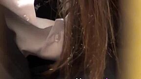 嘿，看看这个日本少女18+ 穿着连裤袜在公共自慰