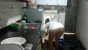 Boyfriend of my stepsister couldn't resist my big ass and fucked me in the kitchen with his delicious cock until cumming inside 😍