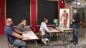 Deutsche Studentin macht einen amateur MMF Dreier in der Uni mit zwei Typen.