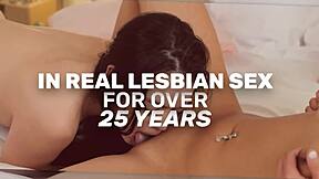 Stacked milf reaches orgasm from petite decorator's touch 😏