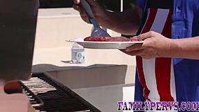 milf and teen sucking that rod and getting fucked hard at the stepfamily bbq 🍖🔥