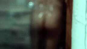 me caliento cada día más espiando a mi cuñada cuando se baña en la ducha