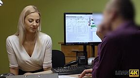 捷克18+少女在办公室面对贷款代理，没有执照但提供性爱