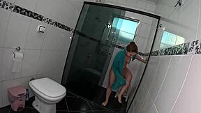 Cintia Lara no banho se prepara para dar muito o cu com buceta molhada