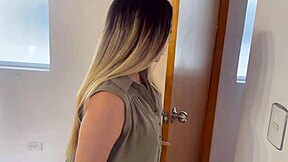 Raw Enfermera folla a embarazada en consulta con besos y sexo lésbico