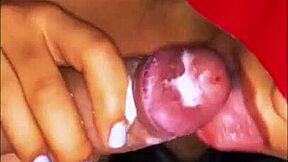 La madre de su amiga era una mujer voluptuosa que siempre vestía ropa ajustada y provocativa, lo que lo ponía muy nervioso